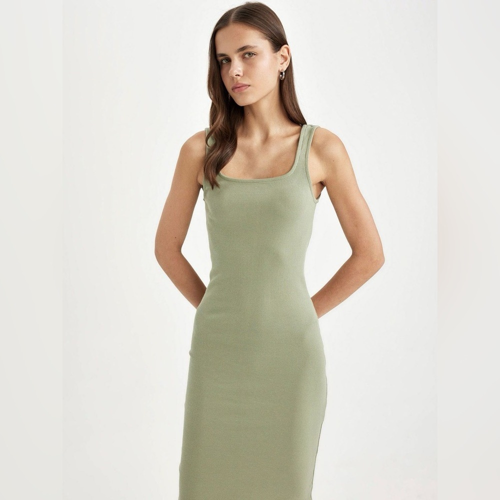 Wilfred Aritzia Murdoch Ribbed Scoop Neck Midi Tank Dress in Sage-Grey
